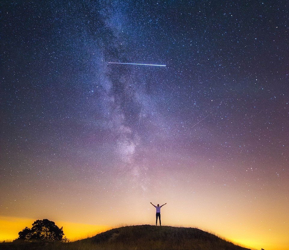 Rạng sáng ngày hôm nay (13/8), trận  mưa sao băng Perseids đã đạt đến đỉnh điểm. Trong đợt mưa sao băng này (diễn ra trong khoảng từ 17/7 - 24/8, đạt cực điểm vào rạng sáng 12, 13 và 14/8), có rất nhiều nhiếp ảnh gia bắt được những khoảnh khắc tuyệt đẹp của trận mưa sao băng được mong chờ nhất năm. Trong ảnh là mưa sao băng Perseids được chụp bởi Albert Dros.