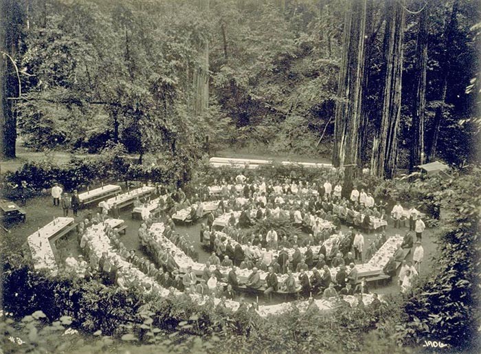  Địa điểm rùng rợn này là Bohemian Grove, là một khu cắm trại 2.700 mẫu nằm ở Monte Rio, California. Mỗi năm vào tháng Bảy ở đây lại tổ chức những cuộc thi kỳ lạ và trong những năm qua đã có những tin đồn về các nghi lễ đáng sợ. Nếu có gan khám phá những điều bí ẩn, bạn có thể tới ghé thăm.