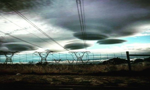 Sửng sốt những đám mây hình UFO trên bầu trời Cape Town