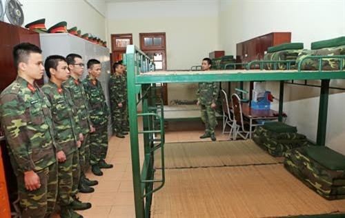 Những năm qua, Học viện Quân y đã đào tạo hàng chục vạn cán bộ y tế, đặc biệt là đội ngũ bác sĩ quân y cho các bệnh viện tuyến trung ương cũng như các tuyến bệnh viện quân khu và nhiều đơn vị trong toàn quân. Trong đào tạo, học viện luôn gắn việc học tập trên giảng đường, thực hành trên mô phỏng cũng như tại các bệnh viện thực hành thuộc học viện. Ảnh: Kiểm tra nội vụ vệ sinh hằng ngày được duy trì nghiêm túc như các đơn vị chủ lực, điểm khác biệt với những trường y bên ngoài.