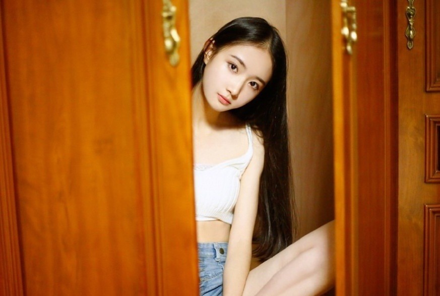 Hot girl Trương Tiểu Nghiêu Nhi, sinh ngày 8/10/1997, đang theo học tại Học viện Điện ảnh Bắc Kinh, Trung Quốc.