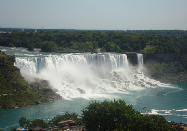 1. Thác Niagara. Nằm giữa Mỹ và Canada, thác nước bao la, hùng vĩ này là một trong những địa điểm du lịch vô cùng nổi tiếng nhưng ít ai biết rằng,  bí ẩn đáng sợ của danh thắng này chính là có rất nhiều người tự tử tại đây. Người ta tính trung bình, mỗi năm có từ 20 đến 40 người tự tử tại nơi này. (Theo Viral)