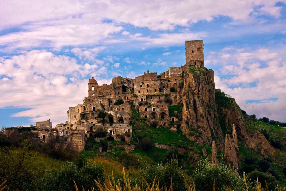 Craco, Italia, đây là  thị trấn ma nổi tiếng, đã từng là chốn đi về của hơn 1800 cư dân. Sau khi núi lửa hoạt động mạnh mẽ, người dân hoảng hốt bỏ chạy, thị trấn này đã bị bỏ hoang, trở thành một trong những địa điểm du lịch yêu thích của người yêu khám phá, mạo hiểm. (Nguồn Lolwot)