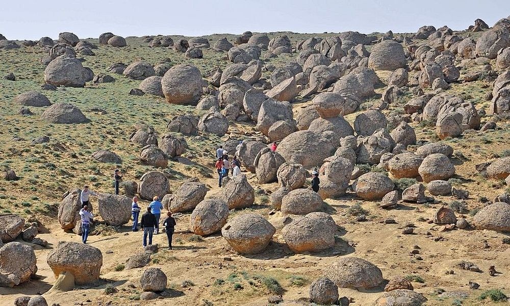 Valley of Balls là một  thung lũng kỳ lạ, thung lũng của những quả cầu đá hay còn gọi là Torysh nằm ở mũi phía Bắc của Western Karatau, gần thị trấn Shetpe ở Kazakhstan, nổi tiếng với những quả cầu bằng đá khổng lồ, thu hút rất đông các du khách năm châu. (Nguồn Amusing Planet)