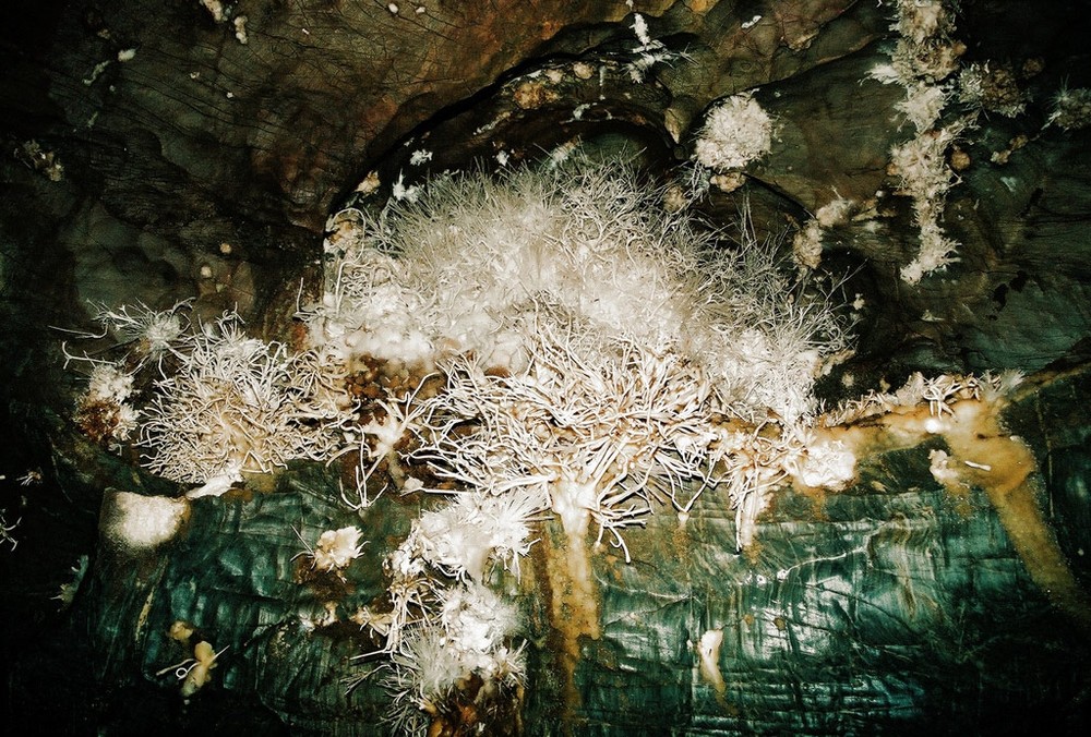 Hang động Ochtinská Aragonite ở miền nam Slovakia là một trong số ít các  hang động bí ẩn trên thế giới có chứa tinh thể aragonit. Có một số hang động khác cũng sản sinh tinh thể aragonit được tìm thấy ở cộng hòa Czech, Brazil, Argentina, Mexico và Mỹ nhưng các tinh thể aragonit được tìm thấy trong hang động Ochtinská Aragonite là đẹp nhất. (Nguồn Amusing Planet)