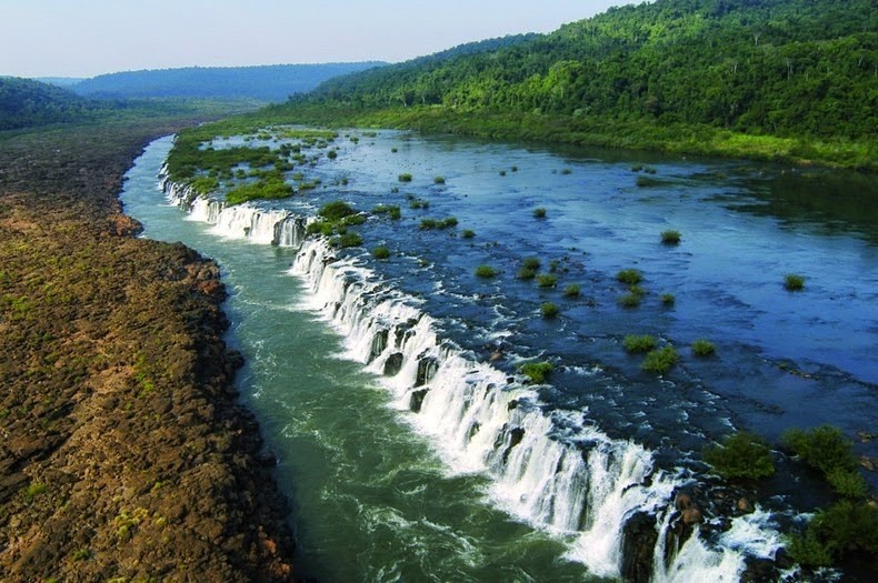 Thác Iguazu có thể là thác nước nổi tiếng nhất ở Argentina nhưng  thác nước Mocona sẽ giành chiếc mất vương miện cho ngôi vị thác nước độc đáo nhất. Không giống như các nước khác, theo quỹ đạo đi xuống và chuyển tiếp thông thường, thác Mocona chạy dọc theo chiều dài của con sông và tràn ra bên cạnh một hẻm núi. (Nguồn Amusing Planet)