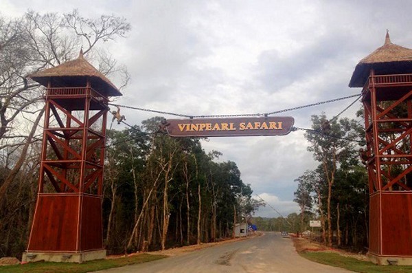 Khánh thành cuối năm 2015, Vườn thú Vinpearl Safari (có tên chính thức là Công viên Chăm sóc và Bảo tồn Động vật Vinpearl Safari Phú Quốc) ở Gành Dầu, đảo Phú Quốc, Kiên Giang là  vườn thú hot ở Việt Nam hiện tại. Đây là vườn thú bán hoang dã đầu tiên và duy nhất tại Việt Nam xây dựng theo mô hình Safari thế giới.