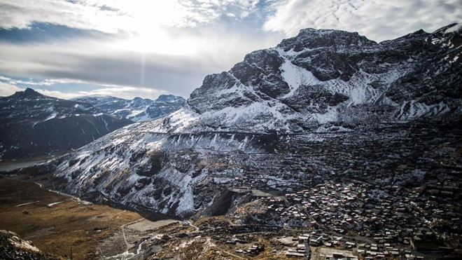 Nằm trong dãy núi Andes tại phía Nam Peru và ở độ cao hơn 5.000 m, thị trấn  khai thác vàng La Rinconada là nơi có người sinh sống cao nhất trên trái đất.