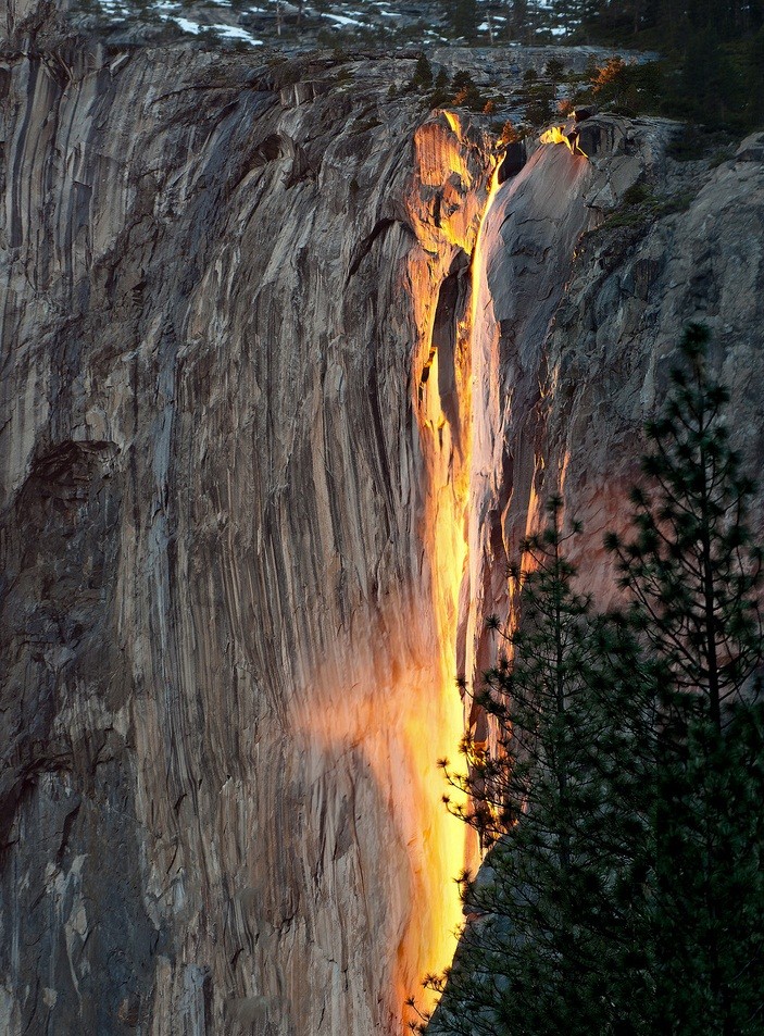  Thác đuôi ngựa nổi tiếng Horsetail nằm công viên quốc gia Yosemite, California, Mỹ, là thác nước chảy theo mùa. Thác chỉ chảy vào mùa đông và đầu mùa xuân, đổ xuống qua mặt phía đông của núi El Capitan. (Nguồn Dailymail)