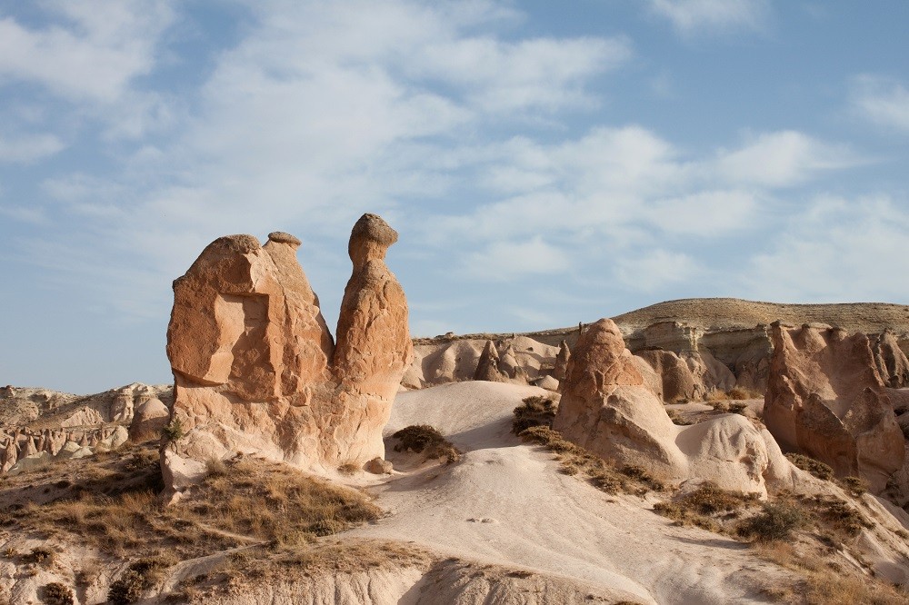 Trong số những  tảng đá kỳ lạ, tảng đá tự nhiên có hình con lạc đà ở Cappadocia, Thổ Nhĩ Kỳ là một trong những tảng đá nổi tiếng nhất. Trải qua bao mưa gió, nó vẫn trường tồn với thời gian, không bị ảnh hưởng. (Nguồn Brilio)