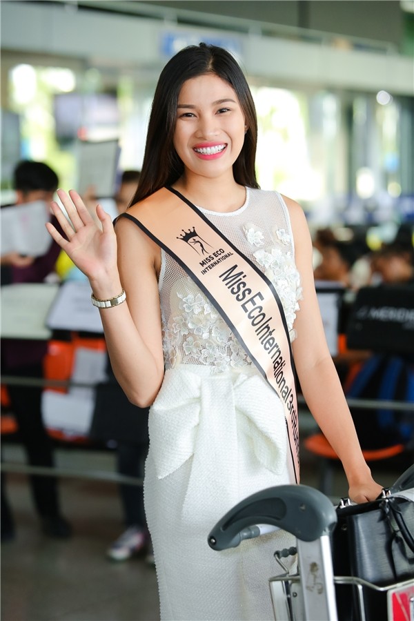 Sau khoảng thời gian “chinh chiến” tại cuộc thi Hoa hậu Môi trường Quốc tế 2017 - Miss Eco Intenational,  Nguyễn Thị Thành đã chính thức về nước vào chiều 17/4.