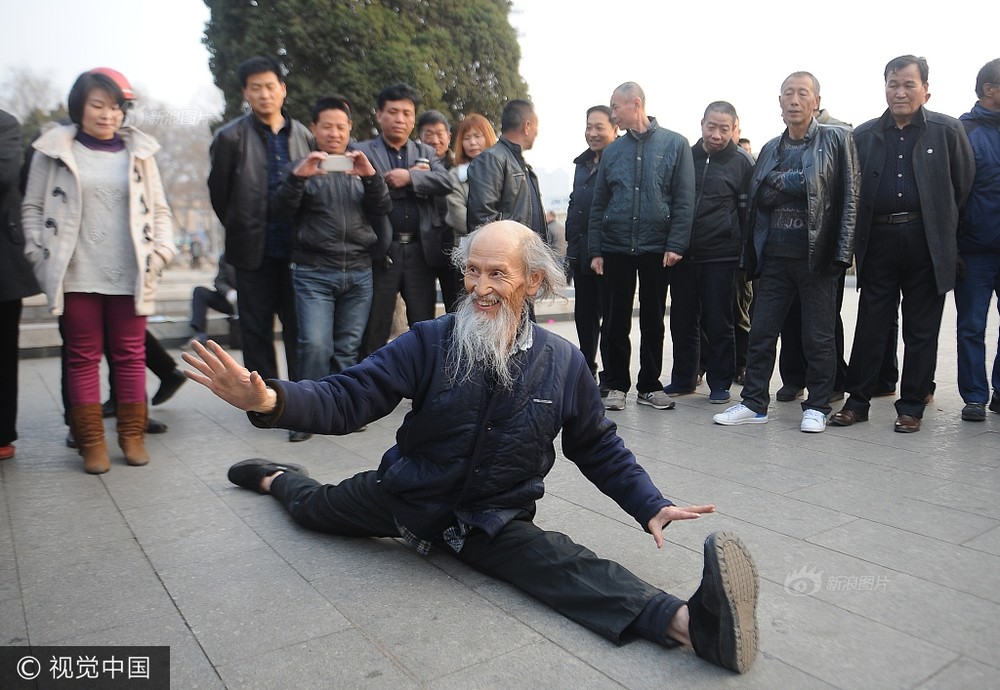 Tại Tấn Trung, Sơn Tây, Trung Quốc, cụ ông Lưu Phú Trung đang biểu diễn những động tác xoạc chân, hạ thắt lưng cực khó, đòi hỏi sự mềm dẻo, linh hoạt rất cao của cơ thể. Màn biểu diễn của cụ khiến nhiều thanh niên tròn mắt ngạc nhiên, họ coi cụ Trung là  dị nhân vì đối với người bình thường, đứng tấn lâu một chút cũng đã cực khó. (Nguồn Sina)