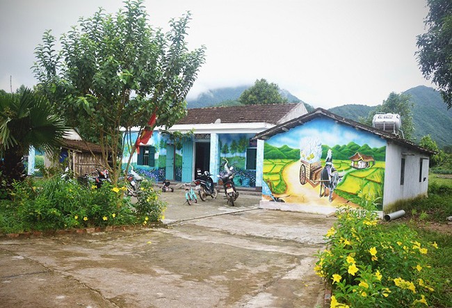 Cách trung tâm thành phố Móng Cái khoảng 30km, xóm họ Đặng (thôn Pò Hèn, xã Hải Sơn) có đường biên giới với Trung Quốc. Đây là nơi sinh sống của  xóm người Dao với những ngôi nhà yên bình bên bờ sông, giữa núi non trập trùng.