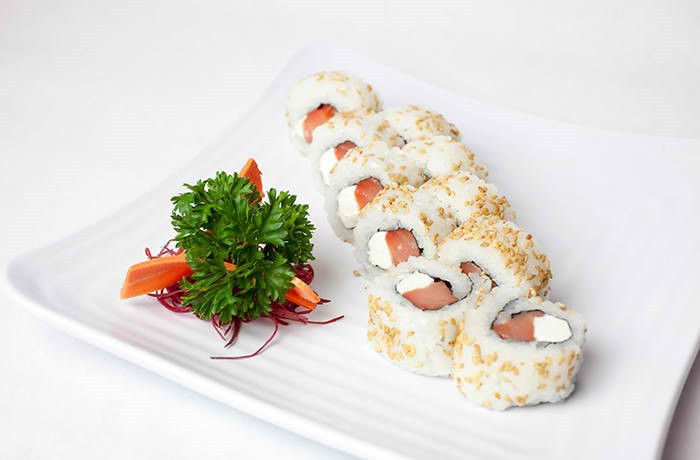 Sushi cuộn Philadelphia: Có sự khác biệt so với  cơm cuộn sushi truyền thống từ Nhật Bản. Một cuộn sushi Philadelphia là sự kết hợp đặc biệt giữa cá hồi, dưa chuột cùng một thành phần đặc biệt là kem phô mai. Ngoài ra, sushi Philadelphia cũng có thể bao gồm các thành phần khác như bơ, hành tây hoặc vừng tùy theo sở thích của mỗi người. Ảnh: Kumorisushi.