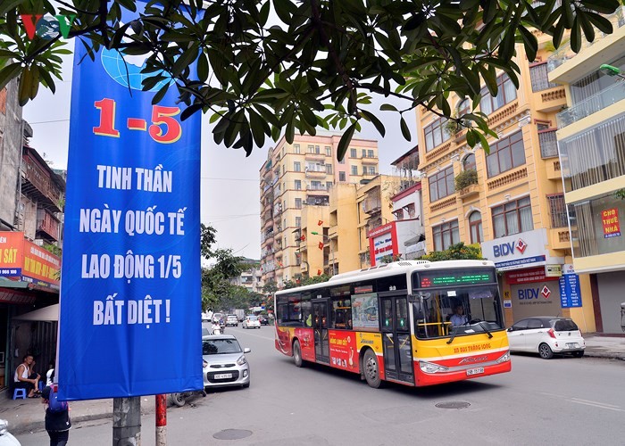 Đó là những người lao động thuộc những nhiều nghề khác nhau, có thể vì cuộc sống mưu sinh nhưng cũng có thể do đặc thù công việc và nhiệm vụ. Trong ảnh, dù là  ngày Quốc tế Lao động nhưng những bác tài xế lái xe buýt vẫn rong ruổi trên các cung đường như ngày thường để phục vụ người dân.