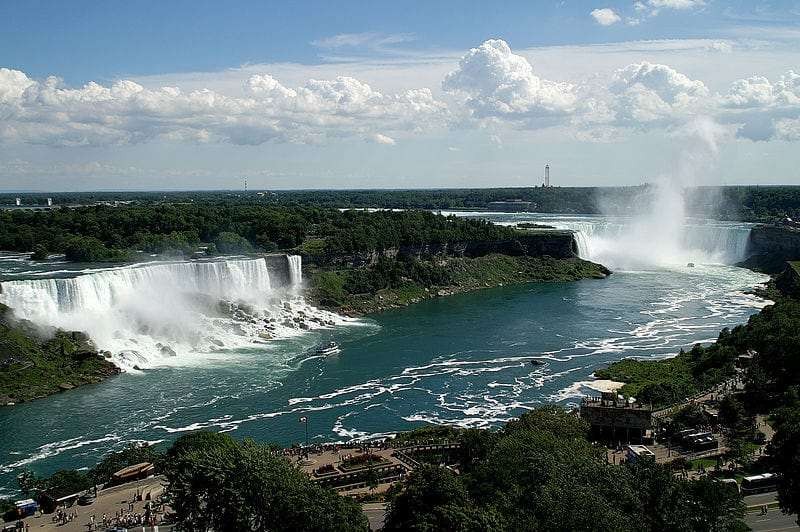  Thác nước Niagara ở sông Niagara tại Bắc Mỹ, nằm ở đường biên giới của Mỹ và Canada, là một trong mười thác nước hùng vĩ nhất thế giới. Mặc dù gây ấn tượng bởi dòng thác khổng lồ rất mạnh mẽ thế nhưng ít người biết được rằng, thác Niagara đã từng trải qua một đợt khô hạn, đến mức chỉ còn chảy nhỏ giọt.