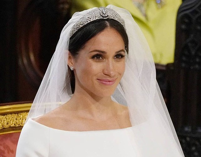 Vương miện  Meghan Markle đeo trong lễ cưới vốn thuộc về Hoàng hậu Mary, vợ của vua George V, kỵ nội của Hoàng tử Harry. Chính Nữ hoàng Elizabeth II đã đồng ý cho cháu dâu mượn chiếc vương miện hoàng gia này. Món trang sức gia truyền này có tên "The Queen Mary's Lozenge Bandeau", được chế tác tại Anh vào năm 1932, riêng phần trâm cài đã được làm từ năm 1893.