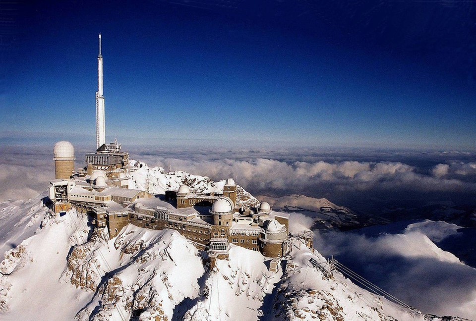 Pic du Midi de Bigorre, Pháp: Qua đêm tại  đài quan sát cao nhất Tây Âu trên đỉnh núi Pic du Midi de Bigorre là một trong những kỳ nghỉ hấp dẫn với những người yêu thiên văn. Tại đây, du khách được trải nghiệm cảm giác của các nhà khoa học và thiên văn cũng như ngắm nhìn và nghỉ ngơi dưới bầu trời đêm đầy sao. Ảnh: Survoldefrance.