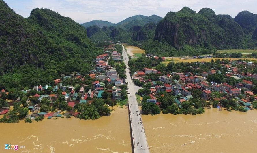 Hàng trăm nhà ven sông Mã bị nhấn chìm