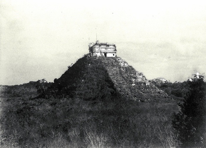 1. Đền Kukulkan, Chichen Itza Đây là hình ảnh  kim tự tháp Kukulkan được chụp vào năm 1880. Nó gần như hoàn toàn ẩn trong rừng. Kukulkan có 9 bục và 4 cầu thang với 365 bước, tương đương với số ngày trong năm.