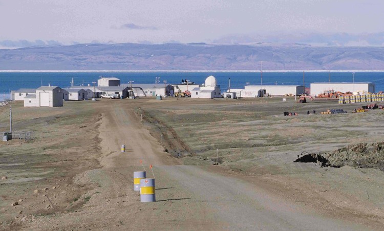 Làng Alert, Canada: Alert là một ngôi làng nhỏ nằm ở phía bắc vùng Nunavut Canada, cách Bắc Cực khoảng 800 km. Alert được cho là một trong những  nơi xa xôi nhất trên Trái đất khi cách ngôi làng gần nhất tới 2.100km, nhiệt độ vào mùa đông có thể giảm xuống -40 độ khiến vùng đất này trở thành nơi rất khó khăn để sống. Chỉ có 5 người dân sinh sống ở đây. Do vị trí địa lý đặc biệt, làng Alert được chiếu sáng liên tục 24 giờ liên tục trong những tháng mùa hè, và chìm trong bóng tối trong mùa đông. (Ảnh: Panoramio).