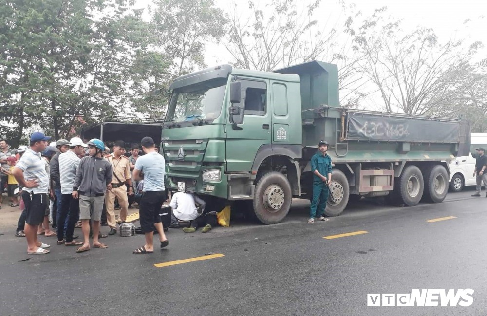 Xe máy va chạm xe tải, chiến sĩ công an nghĩa vụ bị cán chết