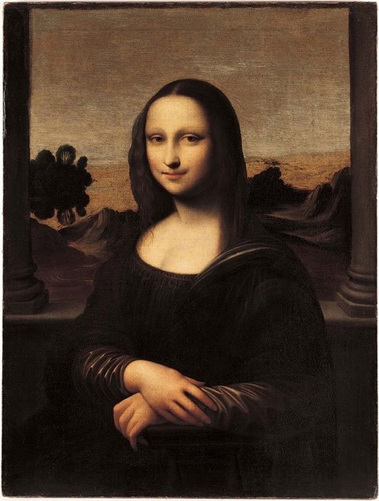  1. The Isleworth Mona Lisa  Hầu hết mọi người đến viếng thăm bảo tàng Louvre ở Pháp chỉ để được chiêm ngưỡng bức họa "ma ám" này. Bức tranh về nàng Mona Lisa không hề xa lạ với bất kỳ ai trên thế giới, tác phẩm nổi tiếng của Leonardo da Vinci vẫn còn nhiều bí ẩn chưa thể khám phá cho tới ngày nay. Một trong những bí ẩn nổi tiếng nhất, đó là hội chứng được gọi với cái tên Stendhal. Hội chứng Stendhal khiến người xem bức ảnh bị ảo giác, như là họ đang sống ở bên trong bức tranh, ảo giác thậm chí tạo tâm lý tự vẫn.     Và còn một phiên bản khác của bức tranh Mona Lisa, được cho rằng cũng là bức vẽ dưới bàn tay của Leonardo da Vinci, thậm trí bức này còn được vẽ sớm hơn vài năm. Bức tranh này được tìm thấy trong một bộ sưu tập cá nhân vào khoảng một thế kỷ trước, ngày nay nó được quản lý bởi bảo tàng Prado, Madrid, Tây Ban Nha. Hy vọng bức tranh này sẽ giúp giải đáp các bí ẩn về nàng Mona Lisa.