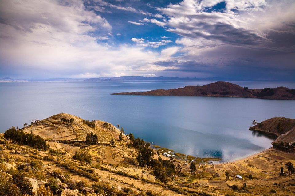 Nằm trên núi thuộc Tajikistan, một quốc gia ở Trung Á, hồ Karakul hay Qarokul còn được gọi là hồ đen,  hồ tử thần vì độ mặn khủng khiếp của mình.