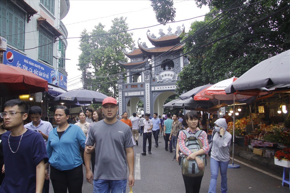 Với quan niệm dân gian tháng 7 Âm lịch là Tháng ""cô hồn" hay còn được coi là tháng ma quỷ không đem lại may mắn nên ngày 1.8 (tức mùng 1 tháng 7 Âm lịch), dù thời tiết không được thuận lợi nhưng nhiều người dân Thủ đô vẫn chen nhau đổ về  Phủ Tây Hồ (Hà Nội) dâng lễ cầu bình an.