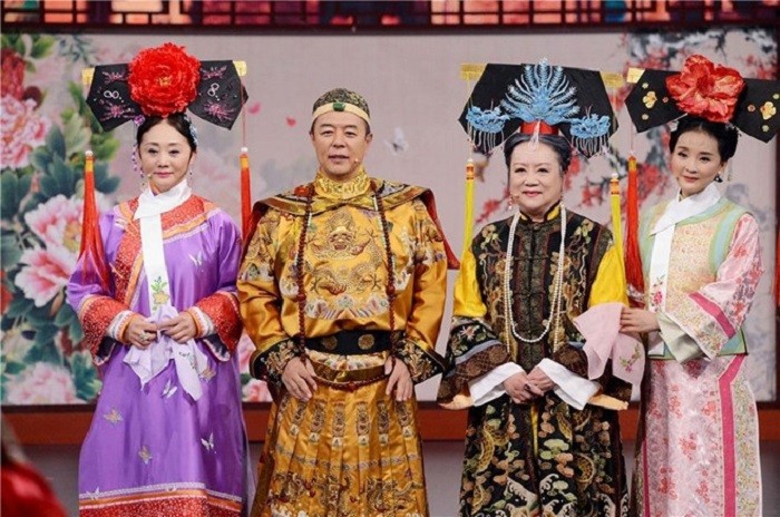 Mới đây, trong show "Nhà hàng Trung Hoa", nữ diễn viên Dương Tử đã nhắc đến bộ phim " Hoàn Châu cách cách". Đây là tác phẩm nổi tiếng bậc nhất của Trung Quốc, được coi là "bảo vật trấn đài" của đài Hồ Nam, được phát sóng lại nhiều lần vào dịp hè mỗi năm. Sau thành công của phim, dàn diễn viên chính đều trở thành ngôi sao hạng A như Triệu Vy, Lâm Tâm Như, Tô Hữu Bằng, Phạm Băng Băng. Nhưng các diễn viên phụ lại có cảnh đời rất khác nhau, người từng đi tù vì ngộ sát, người có mong muốn đi tu.