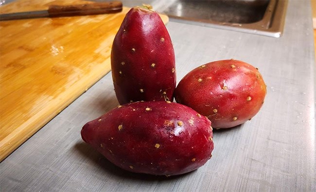  Cactus Pear (Quả xương rồng lê)    Bắt nguồn từ Mexico, quả xương rồng lê có màu đỏ tím vàng, hình dáng giống quả lê, với phần nước thịt bên trong màu sắc tươi sáng và toàn thân trong suốt như pha lê, đá quý . Không chỉ sở hữu vẻ ngoài bắt mắt,  loại quả kỳ lạ này còn chứa 18 loại axit amin và các nguyên tố vi lượng khác nhau cần thiết cho cơ thể con người.          