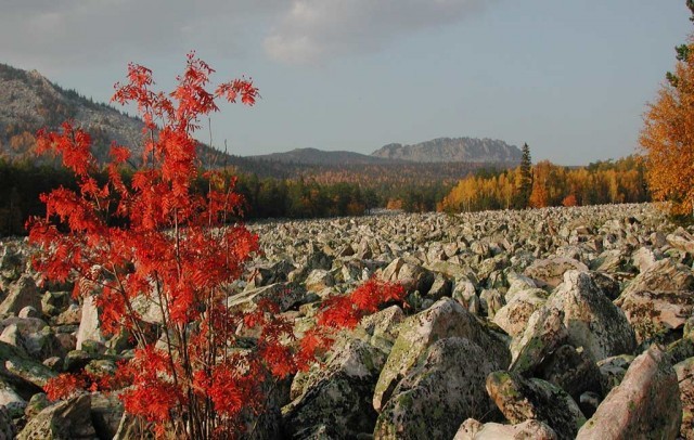 Tại khu vực núi Taganay, phía nam dãy Ural thuộc vùng Chelyabinsk Oblas, Nga, có một  con sông kỳ lạ, gọi là dòng sông đá.