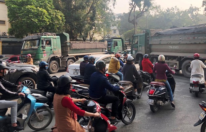 Cụ thể, vào giờ cao điểm 8h30 sáng nay, nhiều người tham gia giao thông trên đường Hai Bà Trưng bất ngờ khi đến đoan giao với ngã ba Hỏa Lò thì bị nhiều  xe tải công trường dừng đỗ chặn đầu và di chuyển ra vào công trường xây dựng số 43.