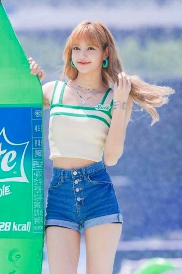  Lisa (Black Pink) là một trong những nữ thần tượng không chỉ nổi tiếng vì xinh đẹp, cuốn hút trên sân khấu mà còn khiến fan hâm mộ phát cuồng vì nhan sắc trong những bộ trang phục thường ngày.