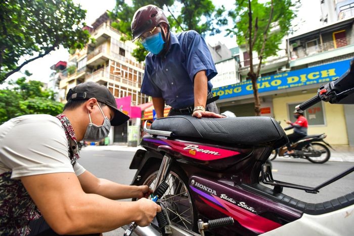 Ngày 17/9, nhiều  tiệm sửa xe máy thuộc các quận, huyện của Hà Nội như Cầu Giấy, Ba Đình, Gia Lâm... đón lượng khách đông đảo sau nhiều ngày đóng cửa nghỉ thực hiện giãn cách xã hội.