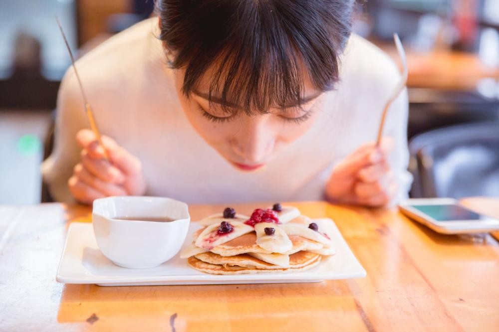 Đồ ngọt luôn có thể mang lại cho con người những cảm giác vui vẻ, hạnh phúc khó tả, thậm chí có thể chữa lành hầu hết những cảm xúc tiêu cực. Tuy nhiên, đối với người bị  bệnh dạ dày, đồ ngọt giống như "liều thuốc độc" đối với họ, khiến tình trạng bệnh nặng hơn.