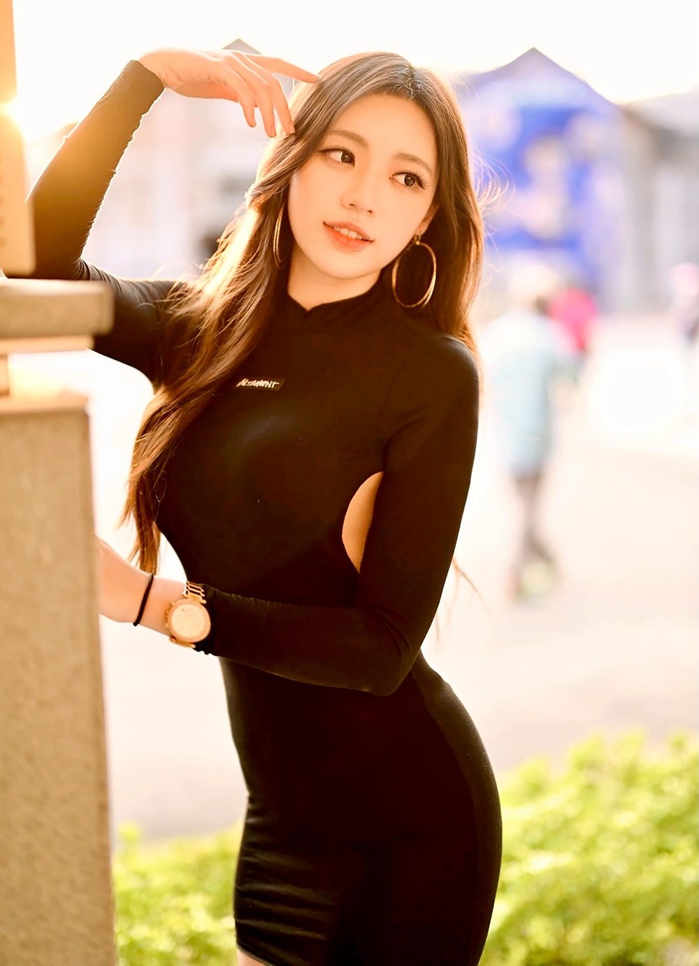 Hot girl Tạ Lập Kỳ, tốt nghiệp Đại học Nghệ thuật Đài Loan, gây chú ý với khuôn mặt ngọt ngào và thân hình bốc lửa. Tạ Lập Kỳ cũng nổi tiếng là  hot girl có phong cách táo bạo, không ngại khoe dáng trong các bộ ảnh gợi cảm.