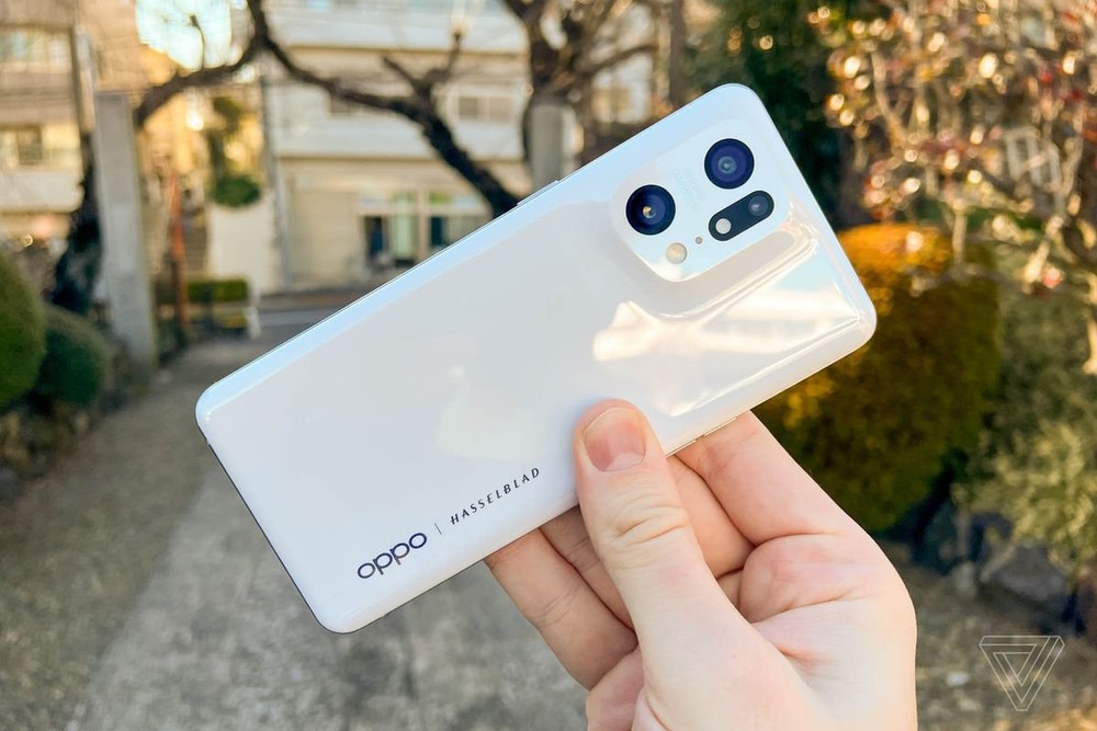 Oppo Find X5 Pro là một trong những  smartphone cao cấp ra mắt tại MWC 2022. Kế thừa bản tiền nhiệm, Find X5 Pro có cụm camera liền mặt lưng gốm với cảm biến Sony IMX766 50 MP cho camera chính và camera góc siêu rộng, còn camera telephoto có độ phân giải 13 MP. Oppo đã hợp tác với hãng Hasselblad từ Thụy Điển, trang bị bộ xử lý thần kinh (NPU) MariSiliconX để cải thiện chất lượng ảnh trên máy. Ảnh: The Verge.