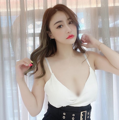 Lý Huyên là một hot girl, người mẫu được chú ý trong công ty người mẫu JKF. Cô nàng gây ấn tượng nhờ khuôn mặt xinh đẹp và thân hình nóng bỏng.