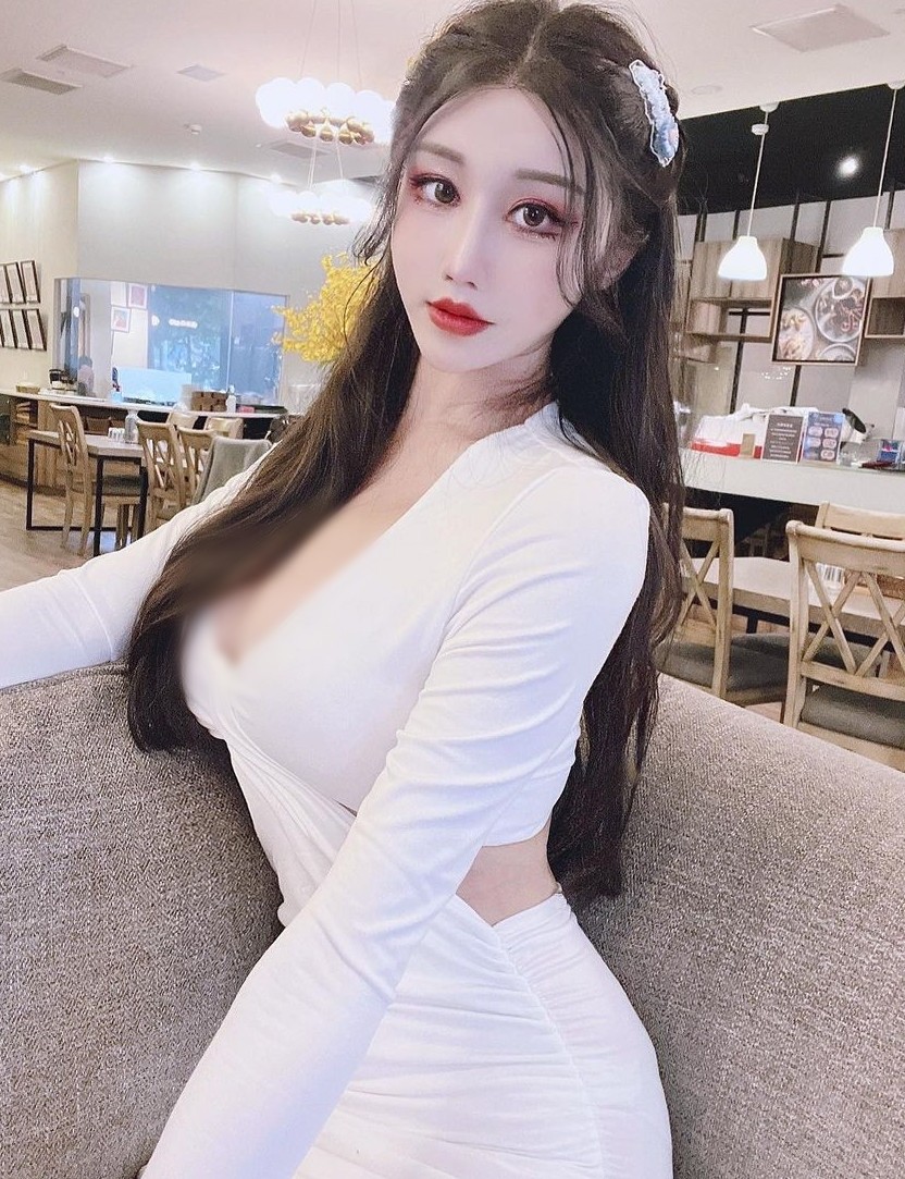 Hạ Tiểu Duẫn là  hot girl, người mẫu sở hữu khuôn mặt xinh đẹp, đôi mắt hút hồn, làn da trắng như tuyết và thân hình chữ S nhiều người mơ ước.