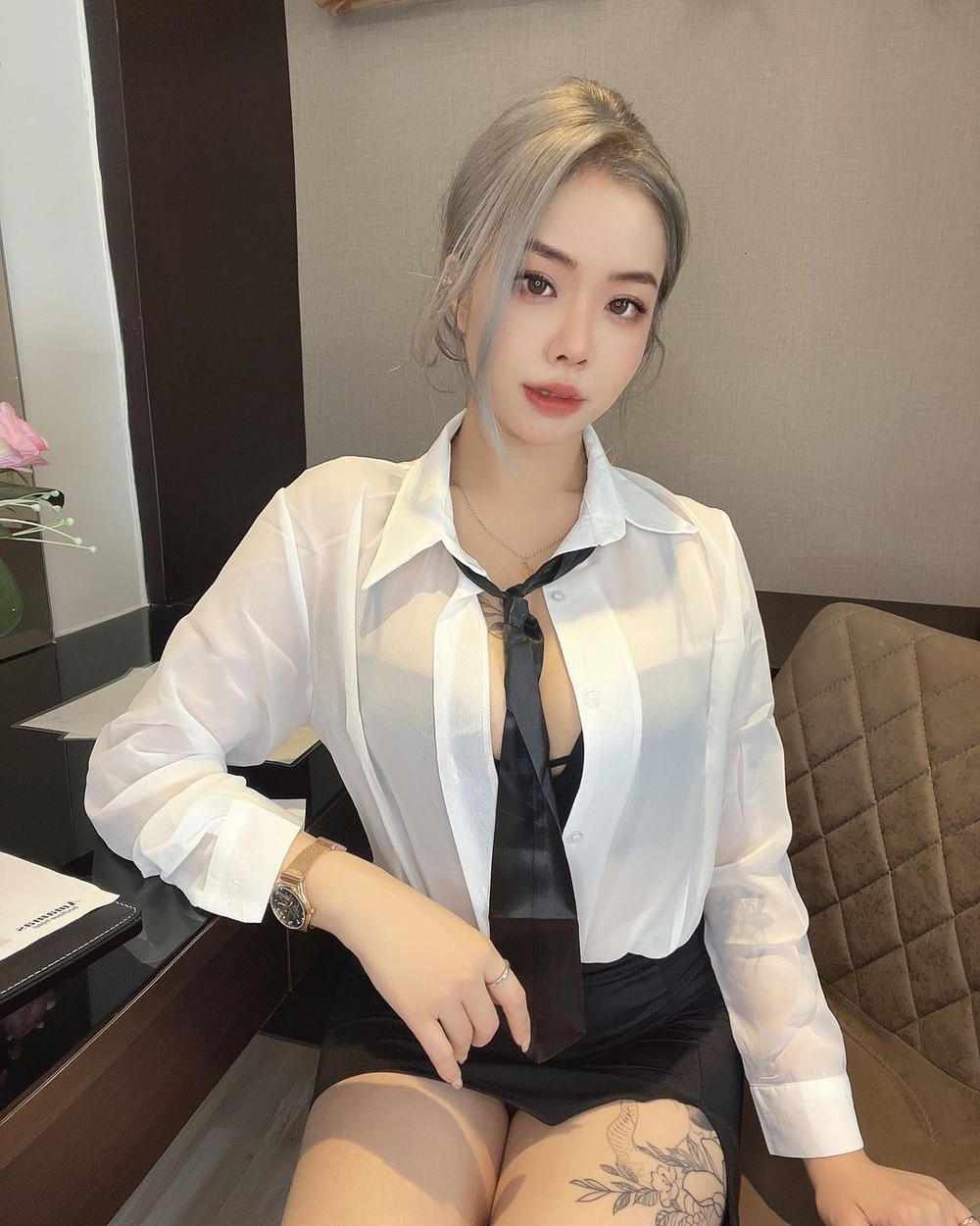 Hot girl Ngải Oa là một trong những  hot girl xăm trổ cực nổi tiếng người Malaysia.