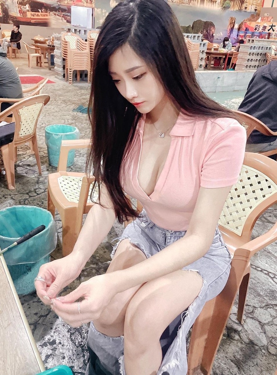 Mới đây, cư dân mạng lan truyền những hình ảnh về một hot girl câu tôm xinh đẹp như búp bê, thân hình nóng bỏng, gợi cảm.