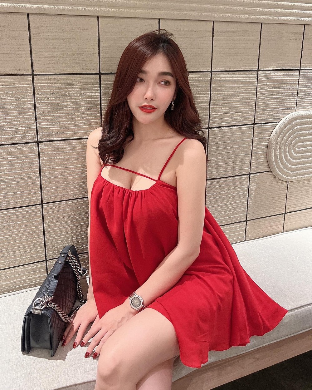  Hot girl BaiFern Kunthada, người Thái Lan, nổi tiếng với phong cách gợi cảm. Cô nàng sở hữu đôi lông mày đậm và đôi mắt to tròn, làn da trắng như tuyết, nhan sắc rất dịu dàng lại pha nét nóng bỏng.