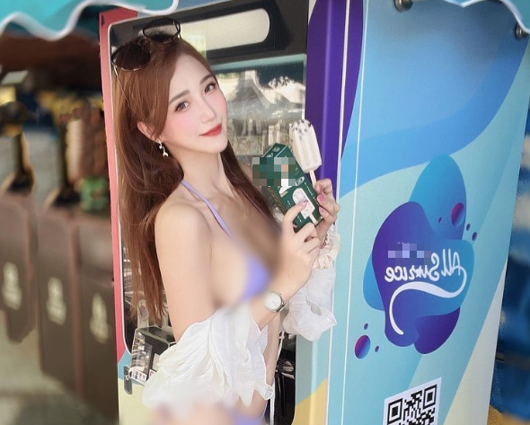 Mới đây, hình ảnh Kim Nana, một hot girl người Trung Quốc, diện bikini hai mảnh đi mua kem khiến nhiều người không khỏi ngạc nhiên, choáng váng. (Nguồn ảnh: IG)