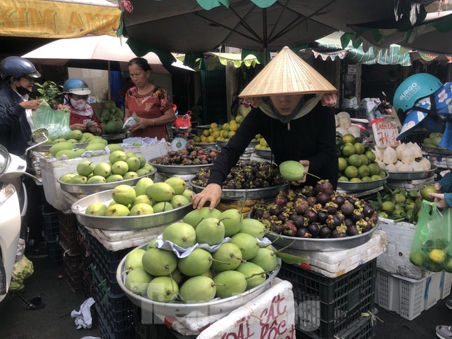 Ngày 1/5, tại chợ Xóm Vôi (quận 5), bên hông Bến xe Chợ Lớn chuyên các loại trái cây, mặt hàng về chợ nhiều nhất là  xoài cát Hòa Lộc, xoài keo...