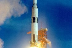 Tên lửa Saturn V còn được biết đến với tên gọi "Tên lửa Mặt Trăng" được các kỹ sư NASA phát minh nhằm đưa tàu Apollo phóng thành công lên Mặt Trăng.