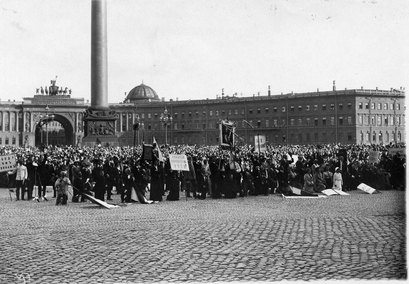 Khi đó, dân chúng Nga đã tụ tập ở thành phố St Petersburg để lắng nghe Nga hoàng cuối cùng của xứ sở bạch dương tuyên chiến với Đức, đưa nước Nga chính thức bước vào Chiến tranh thế giới 1.