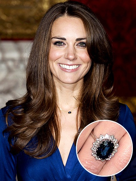 Công nương Kate Middleton sở hữu chiếc nhẫn đính hôn với thiết kế gồm 14 viên kim cương trắng bao xung quanh viên ngọc bích 18 cara trị giá khoảng hơn 1 tỷ đồng trong buổi lễ đính hôn.