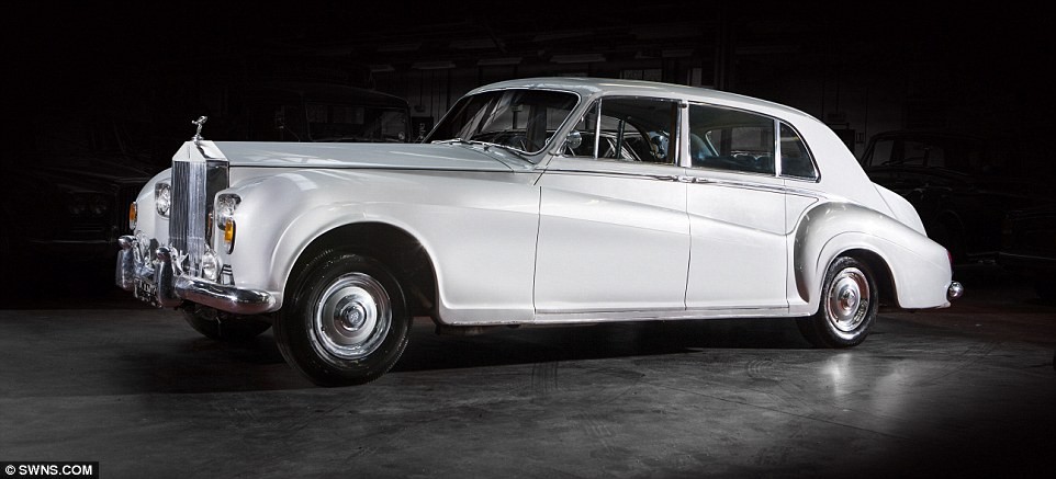 Ông hoàng Rock and Roll Elvis Presley mua chiếc Rolls-Royce Phantom vào năm 1963.