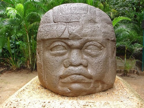 Nền văn minh Olmec tồn tại từ năm 1500 trước Công nguyên đến năm 400 trước Công nguyên. Người dân thời kỳ này đã đạt được những bước tiến vượt bậc trong lĩnh vực kiến trúc, nông nghiệp, lịch. Đây là nền văn minh lớn đầu tiên ở Trung Mỹ. Một trong những hiện vật quý giá về nền văn minh này là 17 đầu đá khổng lồ tại bờ biển đất thấp của vịnh Mexico, hiện là các bang Veracruz và Tabasco.